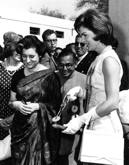 Indira Gandhi với Jacqueline Kennedy, Đệ nhất phu nhân Hoa Kỳ ở New Delhi, năm 1962