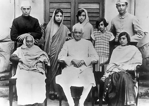 Đại gia đình Indira Gandhi vào khoảng năm 1927