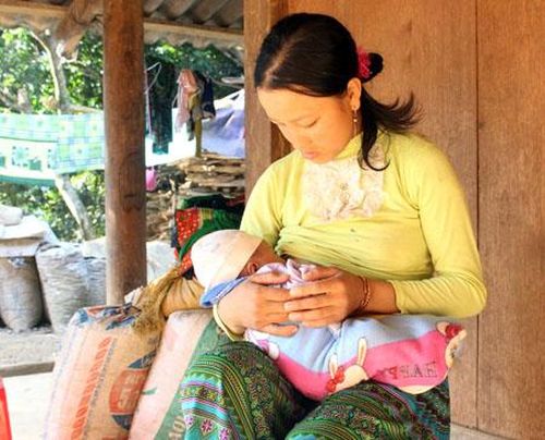 Cho trẻ bú sữa mẹ hoàn toàn trong 6 tháng đầu và kéo dài đến 24 tháng.