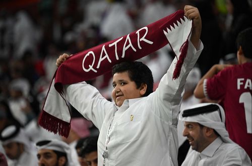  Một cổ động viên của tuyển Qatar trên khán đài hôm 20/11. Ảnh: Reuters. 