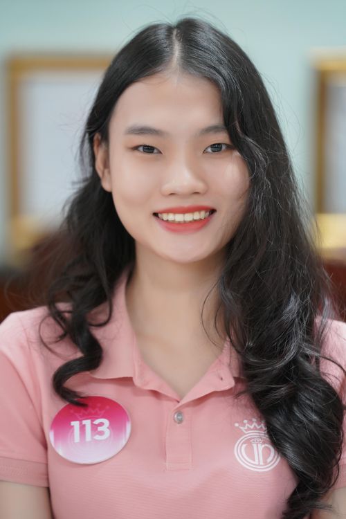Theo lời chuyên gia Khuất Ánh Tuyết, cười là truyền năng lượng tích cực đến người khác. Nụ cười cũng là vẻ đẹp trên khuôn mặt người phụ nữ. Cách cười thể hiện nét đẹp tinh thần lẫn hình thể cho thí sinh. Lê Thị Tuyết Lâm (SBD 273) và Nguyễn Lê Hoàng Linh (SBD 113) cười tự nhiên trong buổi tập.