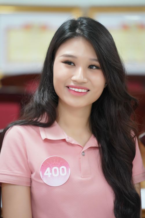Nguyễn Ngọc Mai (SBD 122) đang là thí sinh được đánh giá cao về ngoại hình và khả năng ngoại ngữ. Cô tốt nghiệp Đại học NHL Stenden và có IELTS 8.0. Thí sinh Lê Minh Anh (SBD 400) đang theo học ngành Truyền thông tại ĐH RMIT.