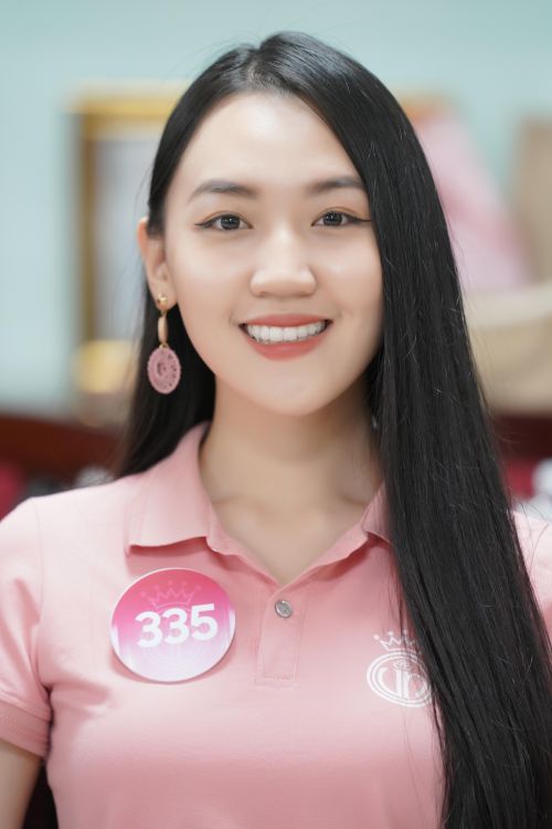 Chuyên gia Khuất Ánh Tuyết phủ nhận thí sinh Hoa hậu Việt Nam có nụ cười công nghiệp. Mỗi người đều có màu sắc, cá tính và nét đẹp riêng nên tỏa sáng theo cách riêng. Trong ảnh là Phương Trinh (SBD 119) và Nguyễn Ngọc Tường Vy (SBD 335).