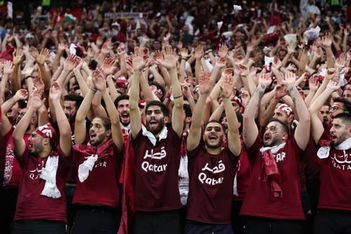 Các cổ động viên Qatar cổ vũ hăng say