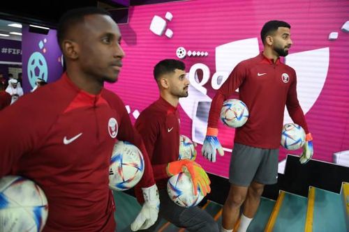 Các cầu thủ Qatar sẵn sàng khởi động