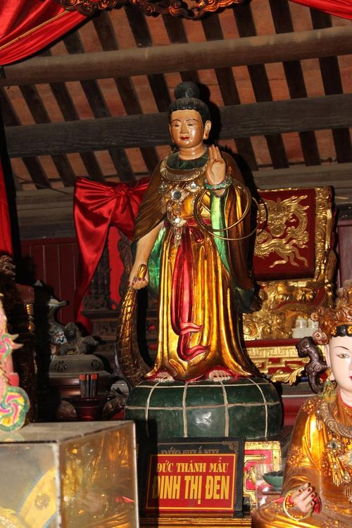 Mẹ đẻ Tản Viên Sơn Thánh ở đền Lăng Sương.