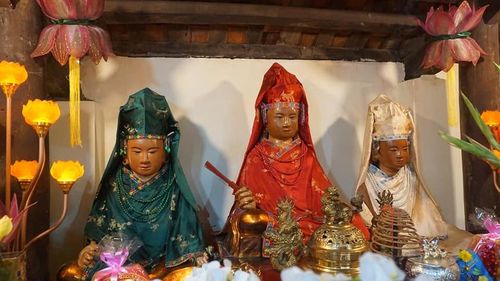 Tam Tòa Thánh Mẫu ở chùa Á Lữ, Thuận Thành, Bắc Ninh, gồm bà Vụ Tiên, Âu Cơ và Thần Long.