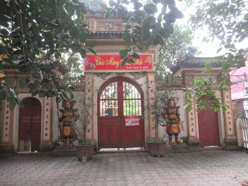 Nghi môn miếu Bạch Kê ở Yên Phong, Bắc Ninh.