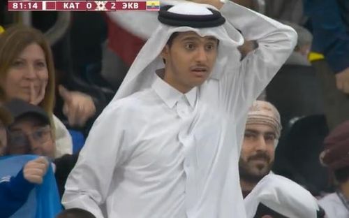 Người hâm mộ Qatar mất bình tĩnh khi thấy đội tuyển quê hương không thể thực hiện nổi một đường chuyền.