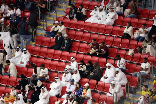 Nhiều ghế trống xuất hiện trên khán đài sân Al Byat và đều ở khu vực của CĐV chủ nhà Qatar.