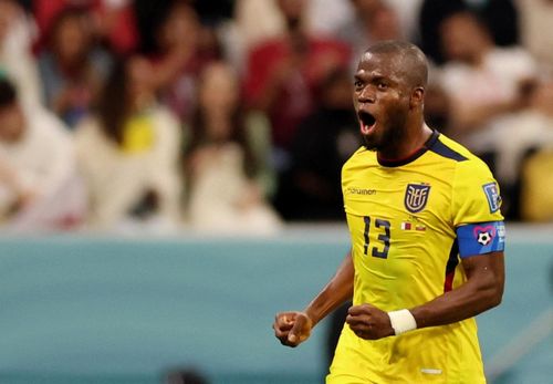 Ở bên kia chiến tuyến, Enner Valencia sắm vai người hùng của Ecuador với hai bàn thắng ở phút 16 và 31. Trước đó, anh còn bị VAR từ chối một bàn ở ngay phút thứ 3. Theo Opta, cả 5 bàn gần nhất tại World Cup của "La Tri" đều được ghi bởi Valencia. Số 13 chỉ cần thêm một bàn để san bằng kỷ lục ghi 6 bàn liên tiếp tại World Cup của Eusebio (Bồ Đào Nha, 1966), Paolo Rossi (Italy, 1982) và Oleg Salenko (Nga, 1994).