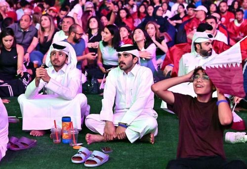  Cảnh tượng im ắng của người hâm mộ Qatar cũng xuất hiện ở các khu fanzone bên ngoài sân. 