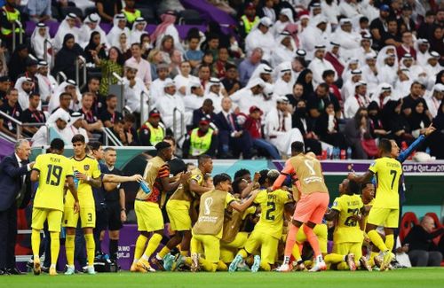  Đây chính là thời khắc tuyển Ecuador khiến tinh thần chủ nhà Qatar sụp đổ hoàn toàn. Trong lần đầu dự World Cup, đội bóng Tây Á tỏ rõ sự yếu kém về trình độ lẫn tâm lý thi đấu. 