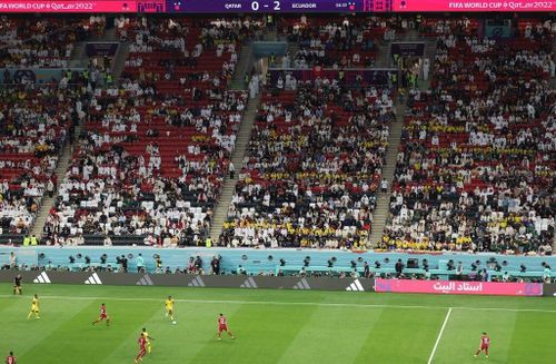  Những khán đài trống trong trận đấu khai mạc World Cup 2022 do các CĐV Qatar bỏ về sớm. Ảnh: Reuters. 