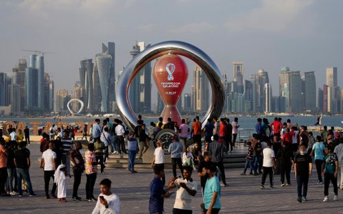 Du khách đến Qatar xem World Cup 2022. Ảnh: AP.