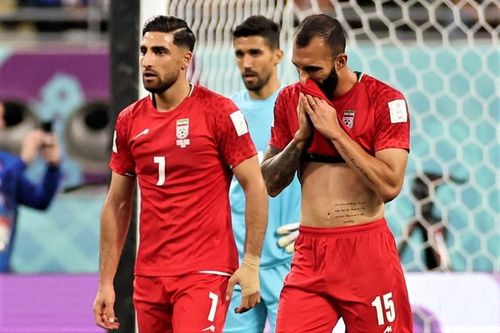 Hàng thủ Iran bất lực trước tuyển Anh. Ảnh: Reuters.
