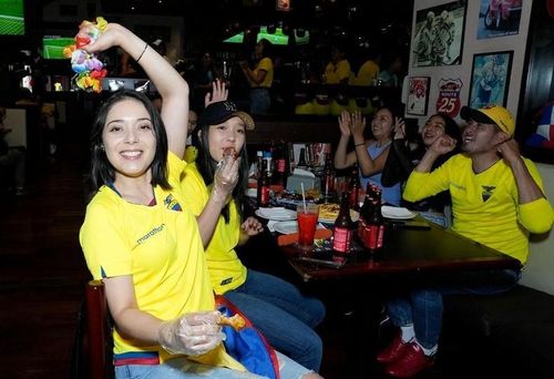 Người hâm mộ ở thành phố Quito, Ecuador ăn mừng sau khi Valencia nhân đôi cách biệt cho đại diện bóng đá Nam Mỹ. (Ảnh: Reuters)