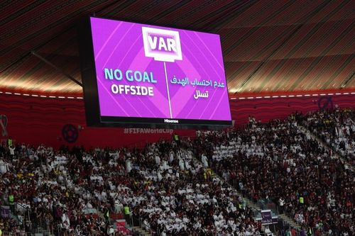  VAR từ chối bàn thắng của Ecuador vào lưới Qatar. 