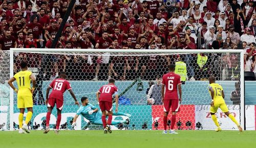 Enner Valencia thực hiện thành công quả 11 mét, ghi bàn đầu tiên ở World Cup 2022