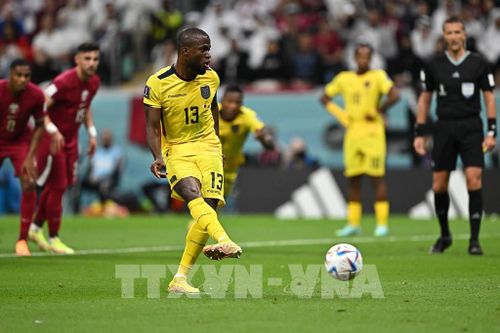 Enner Valencia bị Saad Alsheeb kéo chân trong vòng cấm của Qatar. Ecuador được trọng tài chính người Italia Daniele Orsato cho hưởng phạt đền. Enner Valencia (ảnh, số 13) sút phạt đền về góc phải khung thành Qatar để mở tỷ số cho Ecuador ở phút thứ 16 của trận đấu. Ảnh: AFP/ TTXVN