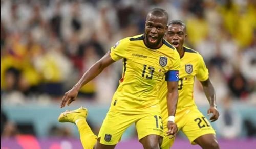 Valencia (số 13) sút thành công quả penalty mở tỷ số trận đấu . Ảnh: Getty