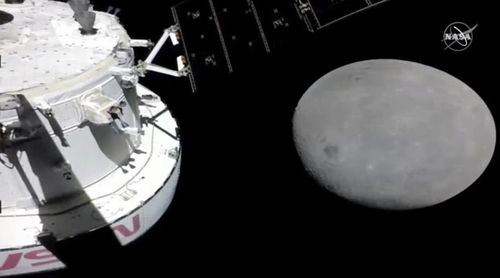  Tàu vũ trụ Orion tiếp cận bề mặt Mặt Trăng. Ảnh: NASA. 
