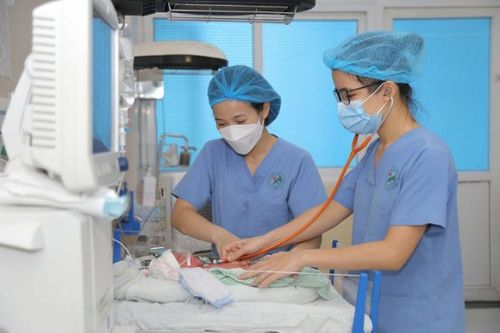 Các bác sĩ khoa Sơ sinh, Bệnh viện Đa khoa Đức Giang chăm sóc cho bệnh nhi.