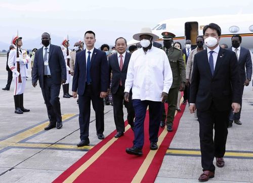 Lễ đón Tổng thống nước Cộng hòa Uganda Yoweri Kaguta Museveni tại sân bay quốc tế Nội Bài.