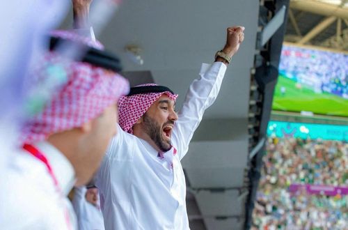 Bộ trưởng Thể thao Saudi Arabia, Hoàng tử Abdulaziz bin Turki, reo mừng khi đội nhà ghi bàn trong trận đấu với Argentina tại sân vận động Lusail, Qatar, ngày 22/11. Ảnh: Reuters.