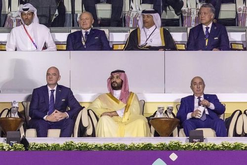 Chủ tịch FIFA Gianni Infantino (trái) ngồi cạnh Thái tử Saudi Arabia Mohammed bin Salman trong lễ khai mạc World Cup tại sân vận động Al Bayt ở Al Khor, Qatar. Ảnh: Bloomberg.