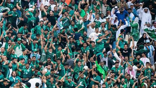 Cổ động viên Saudi Arabia reo mừng sau bàn thắng của tiền vệ Salem Al-Dawsari vào lưới Argentina tại sân vận động Lusail ở Qatar hôm 22/11. Ảnh: Washington Post.