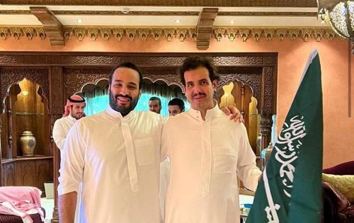 Thái tử Saudi Arabia Mohammed bin Salman (trái) và Hoàng tử Saud bin Salman ăn mừng tại nhà sau khi đội tuyển của đất nước họ đánh bại Argentina tại World Cup Qatar 2022, ngày 22/11. Ảnh: Reuters.
