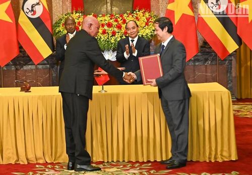 Bộ trưởng Giáo dục và Đào tạo Nguyễn Kim Sơn trao bản ghi nhớ hợp tác trong lĩnh vực giáo dục và đào tạo với Bộ Giáo dục và Thể thao Uganda.