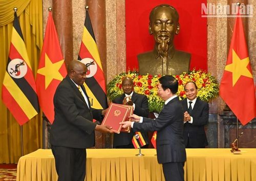 Chủ tịch nước Nguyễn Xuân Phúc và Tổng thống Yoweri Kaguta Museveni chứng kiến lễ ký Bản ghi nhớ hợp tác trong lĩnh vực thông tin-truyền thông.