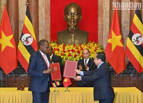Bộ trưởng Nông nghiệp, Công nghiệp chăn nuôi và Thủy sản Uganda trao đổi Bản ghi nhớ về hợp tác Khoa học và Kỹ thuật trong lĩnh vực nông nghiệp với Giám đốc Viện Khoa học nông nghiệp Việt Nam.