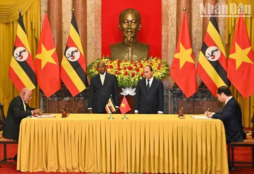 Chủ tịch nước Nguyễn Xuân Phúc và Tổng thốngYoweri Kaguta Museveni chứng kiến lễ ký Hiệp định về miễn thị thực cho người mang hộ chiếu ngoại giao và hộ chiếu công vụ.