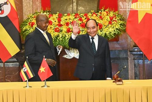 Chủ tịch nước Nguyễn Xuân Phúc và Tổng thống Uganda Yoweri Kaguta Museveni tại lễ ký kết.