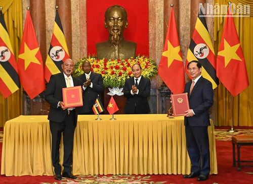 Bộ trưởng Ngoại giao Bùi Thanh Sơn và Bộ trưởng Ngoại giao Uganda Odongo Jeje Abubakhar ký Bản ghi nhớ hợp tác giữa hai Bộ Ngoại giao.