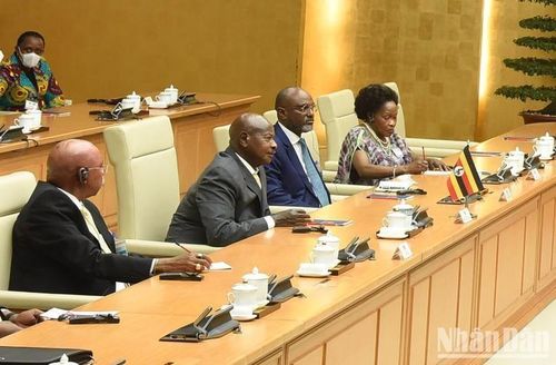 Tổng thống Uganda Yoweri Kaguta Museveni và các thành viên trong đoàn tham dự buổi tiếp.