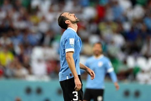 Godin tiếc nuối sau pha bỏ lỡ. (Ảnh: FIFA)