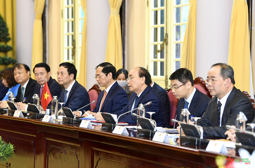 Chủ tịch nước Nguyễn Xuân Phúc và đoàn đại biểu cấp cao Việt Nam tiến hành hội đàm.