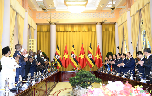 Chủ tịch nước Nguyễn Xuân Phúc và Tổng thống Uganda chuẩn bị tiến hành hội đàm.