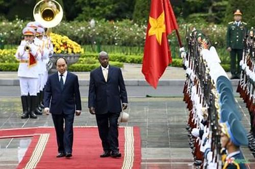 Chủ tịch nước Nguyễn Xuân Phúc và Tổng tống Uganda Yoweri Kaguta Museveni duyệt Đội Danh dự Quân đội nhân dân Việt Nam.
