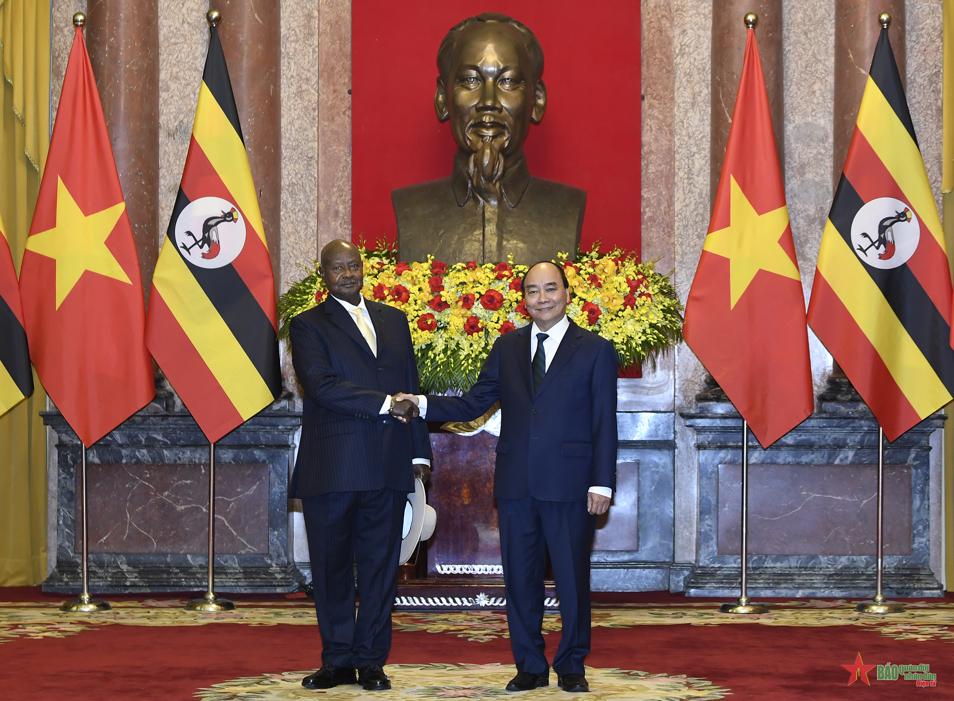 Chủ tịch nước Nguyễn Xuân Phúc chào đón Tổng thống Uganda trước khi hai bên tiến hành hội đàm.
