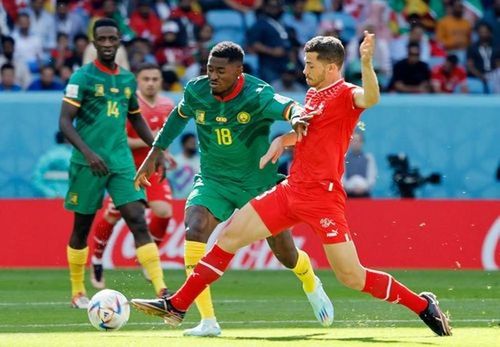 Thế trận giằng co giữa Thụy Sĩ và Cameroon.