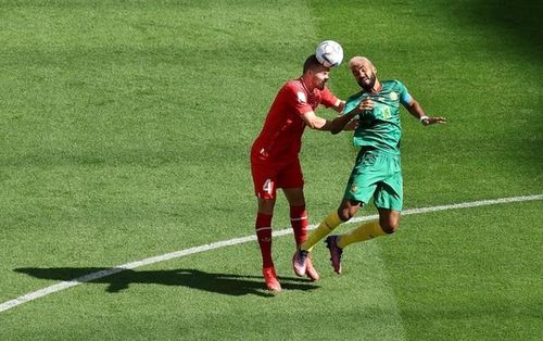 Hơn nửa thời gian hiệp 1 trôi qua, Cameroon mới là người nắm thế chủ động.