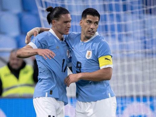 Tiền đạo trẻ Darwin Nunez (bên trái) và Luis Suarez của đội tuyển Uruguay.