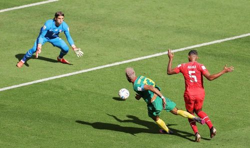 Sommer cản phá cú sút của Choupo-Moting