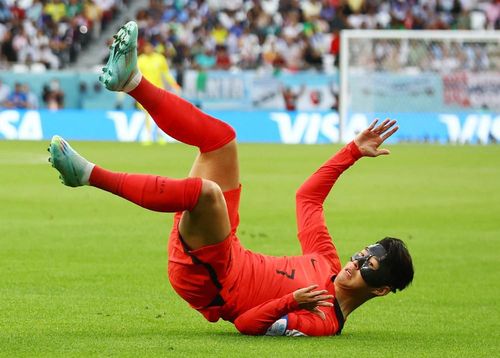 Son Heung-min liên tục bị áp sát
