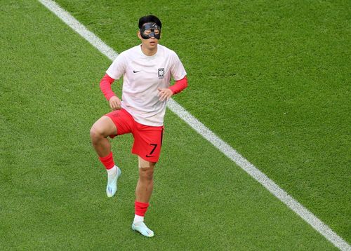 Son Heung-min đeo mặt nạ ra sân bảo vệ vùng gò má